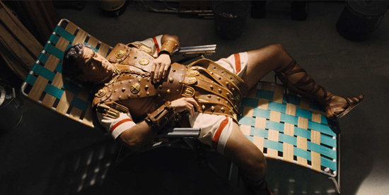 geroge clooney vestito da giulio cesare riposa su una sdraio sul set di un film che sta girando - nerdface