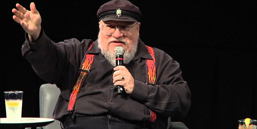 george r.r. martin parla al microfono a una conferenza - nerdface
