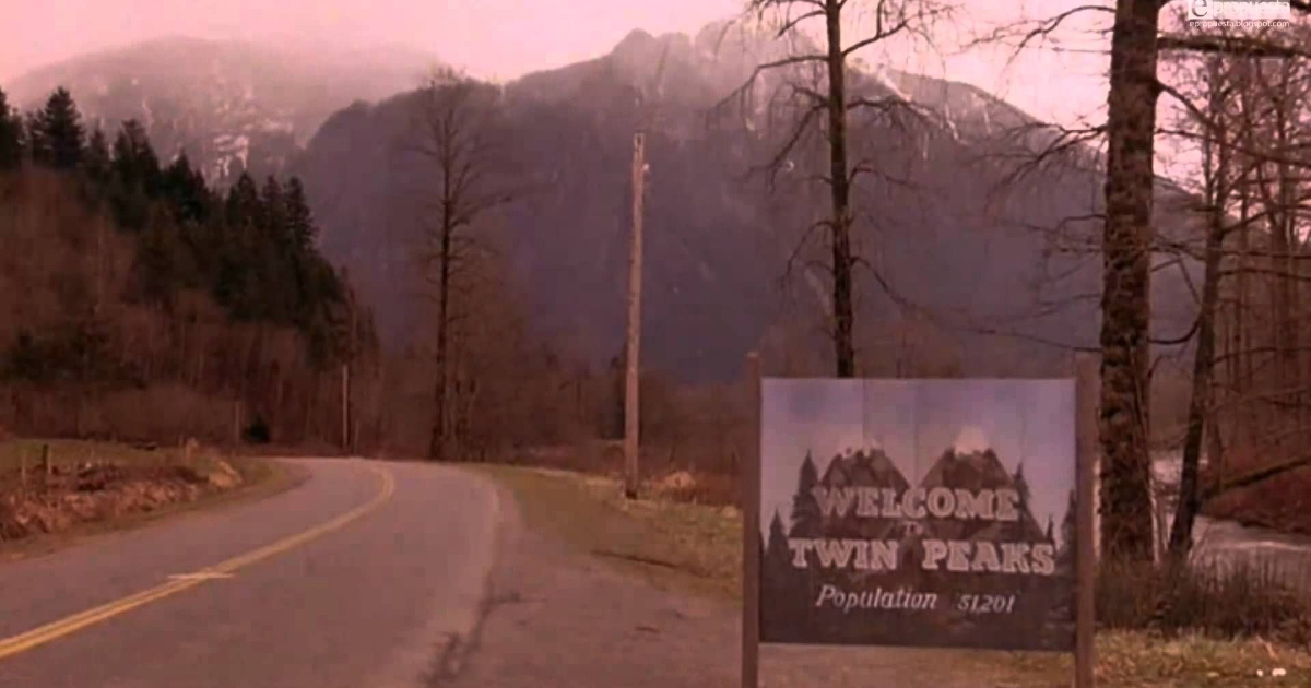 la strada nebbiosa da cui apparee il cartello benvenuto a twin peaks - nerdface