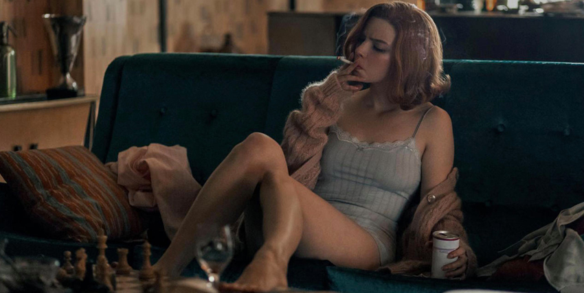 la protagonista è in canittiera e sta fumando una sigaretta sul divano - nerdface