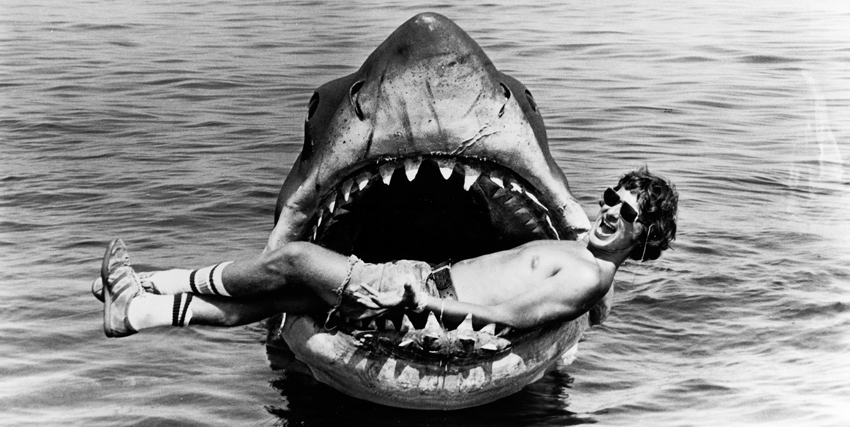 steven spielberg nella celebre foto in cui è nella bocca dello squalo - nerdface