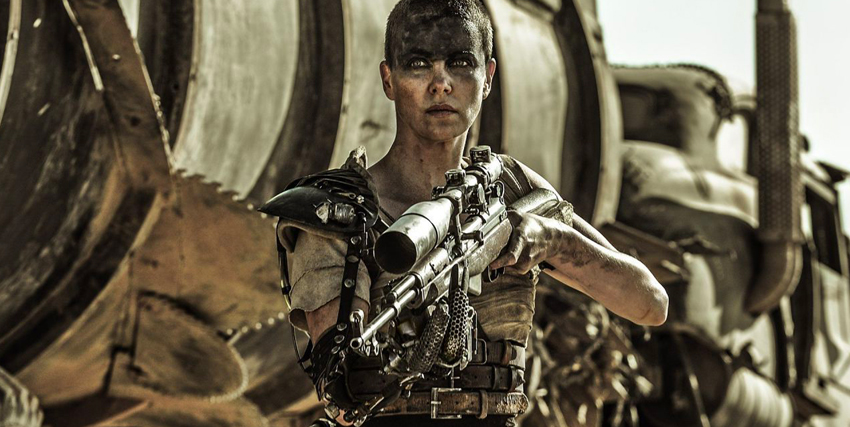 Charlize Theron con un fucile in mano nel film Mad Max: Fury Road - nerdface