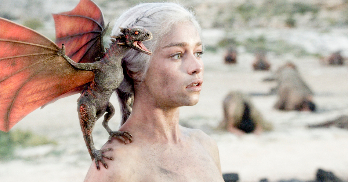 daenerys targaryen tiene sulla spalla il cucciolo di un drago - nerdface