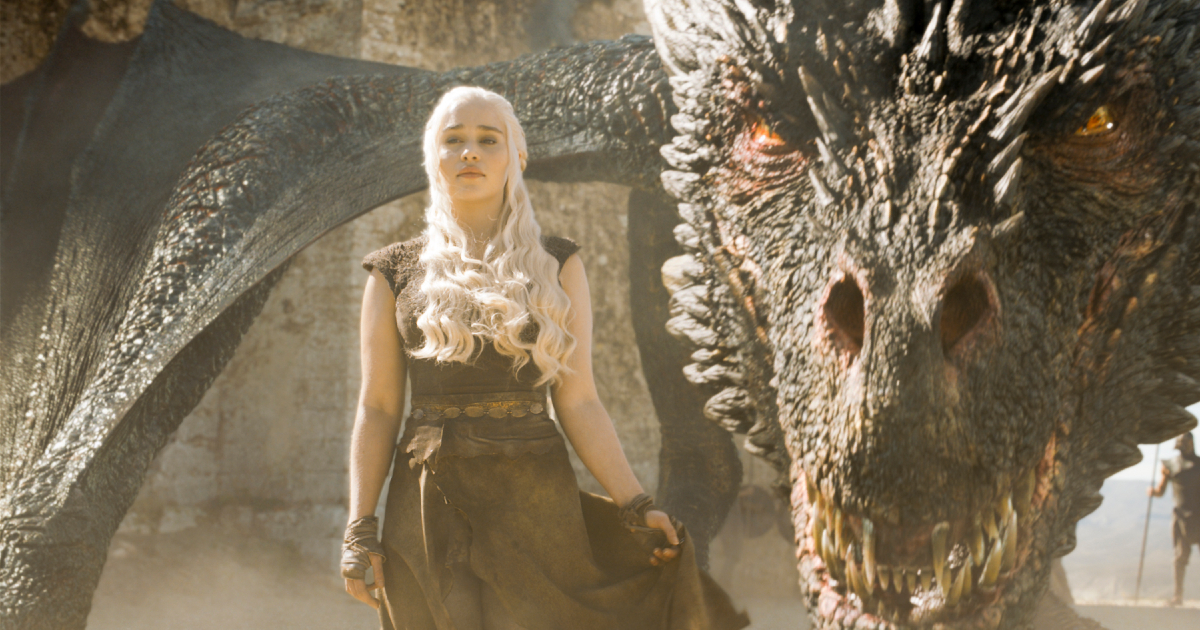 la regina dei draghi cammina nella polvere con accanto il drago adulto - nerdface