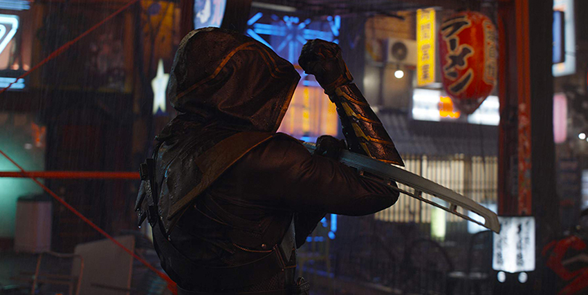Hawkeye coperto da un cappotto di spalle con una spada in mano - nerdface