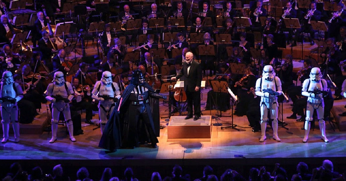 john williams dirige l'orchestra davanti a darth vader - nerdface