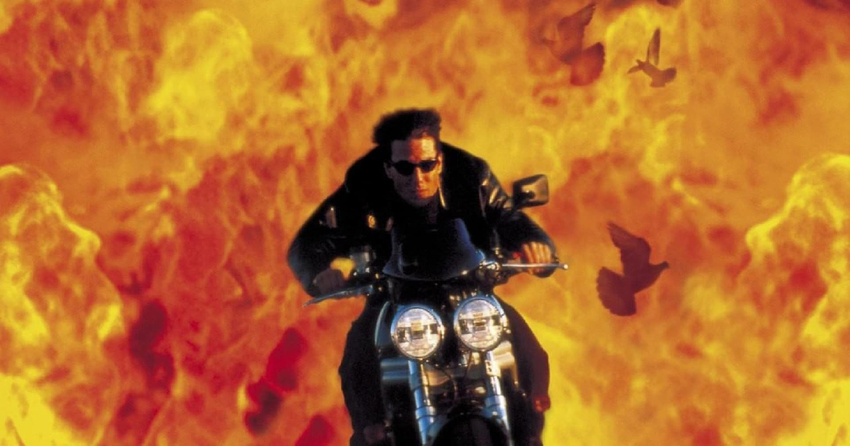 tom cruise sulla moto davanti un muro di fiamme in mission impossible 2 - nerdface