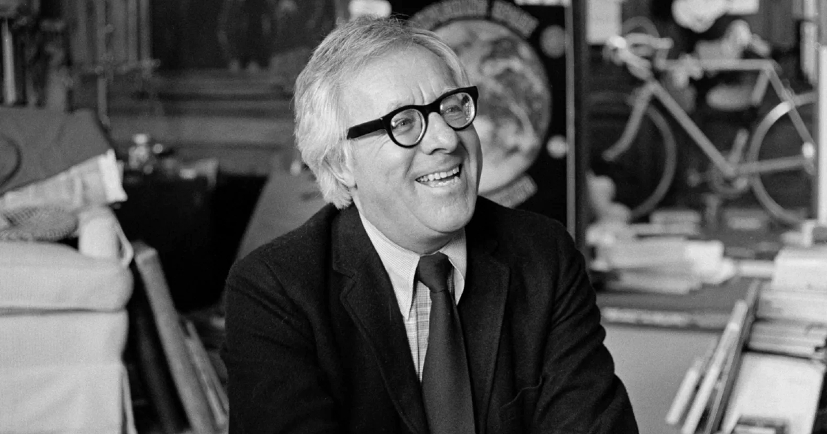 ray bradbury sorride e sullo sfondo c'è una bicicletta - nerdface