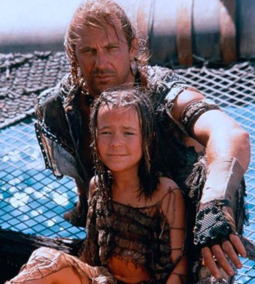 kevin costner e la piccola protagonista di waterworld posano e non sanno che il film sarà un top of the flop - nerdface