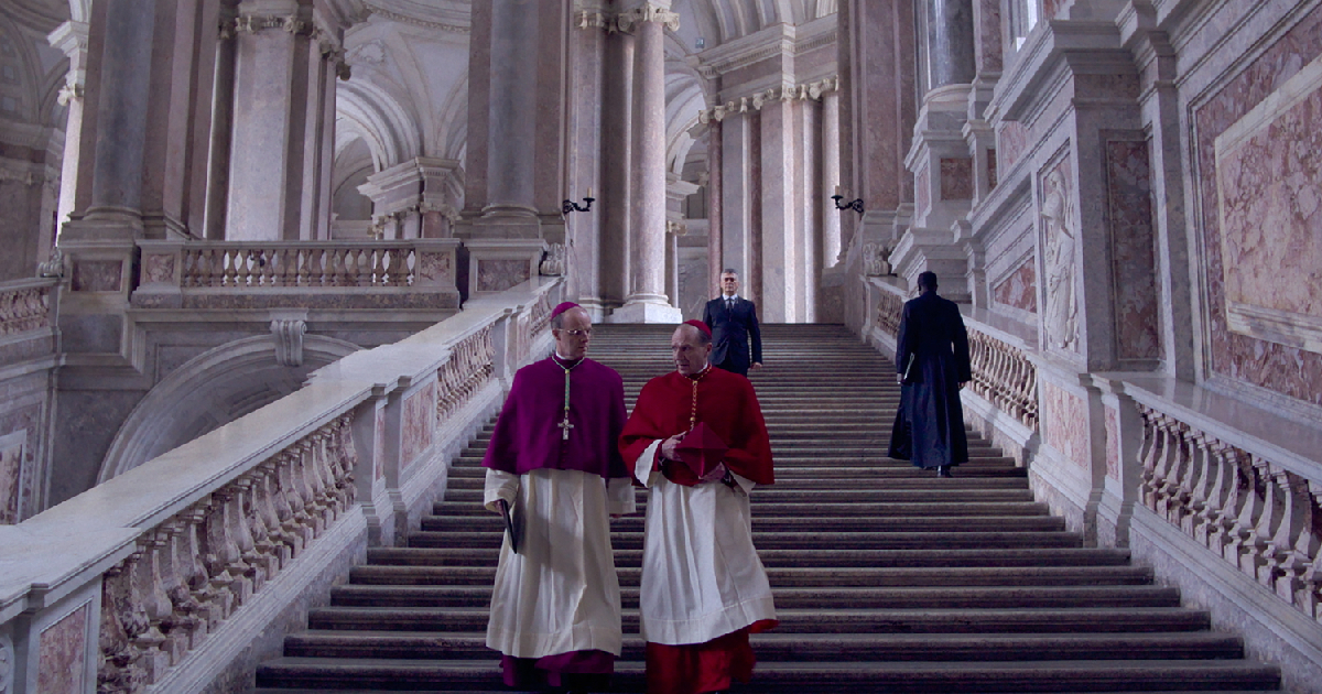 ralph finnies scende le scale vaticane nel trailer di conclave - nerdface