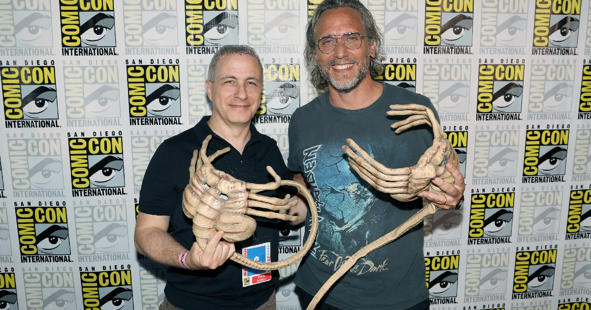 il regista di alien romulus insieme a un facehugger al comic-con di san diego - nerdface