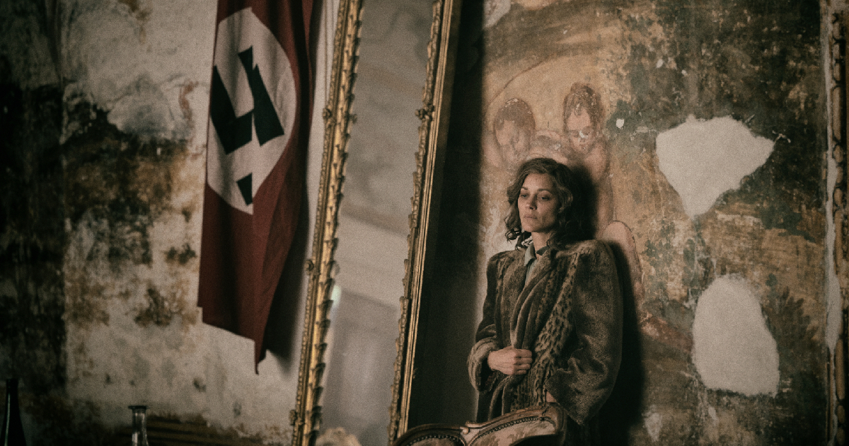 marion cotillard è stancamente poggiata su un quadro nazista nel trailer di lee - nerdface