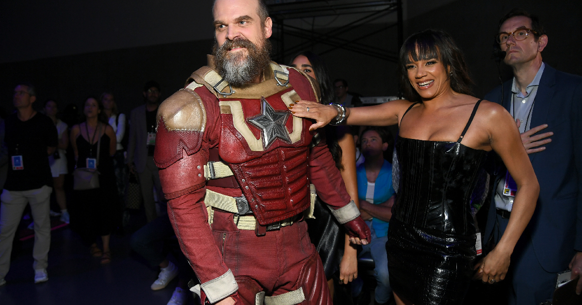 david harbour col costume da red guardian al comic con di san diego - nerdface