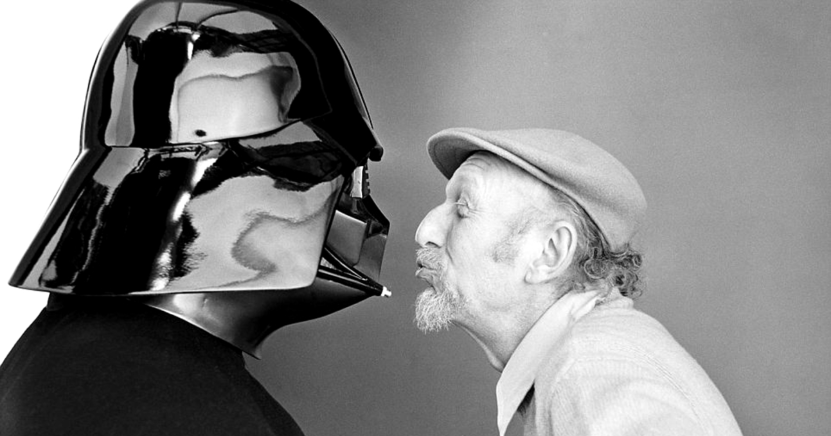 il regista bacia il casco di darth vader sotto il quale c'è david prowse - nerdface