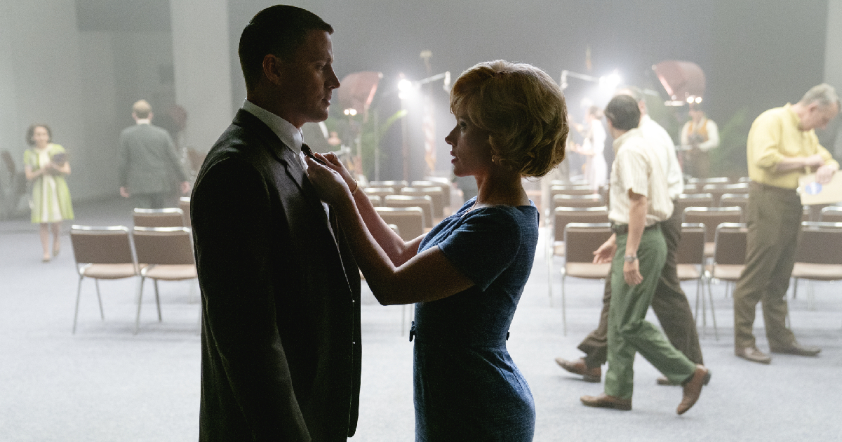 scarlett johansonn sistema la cravatta di channing tatum in fly me to the moon - nerdface