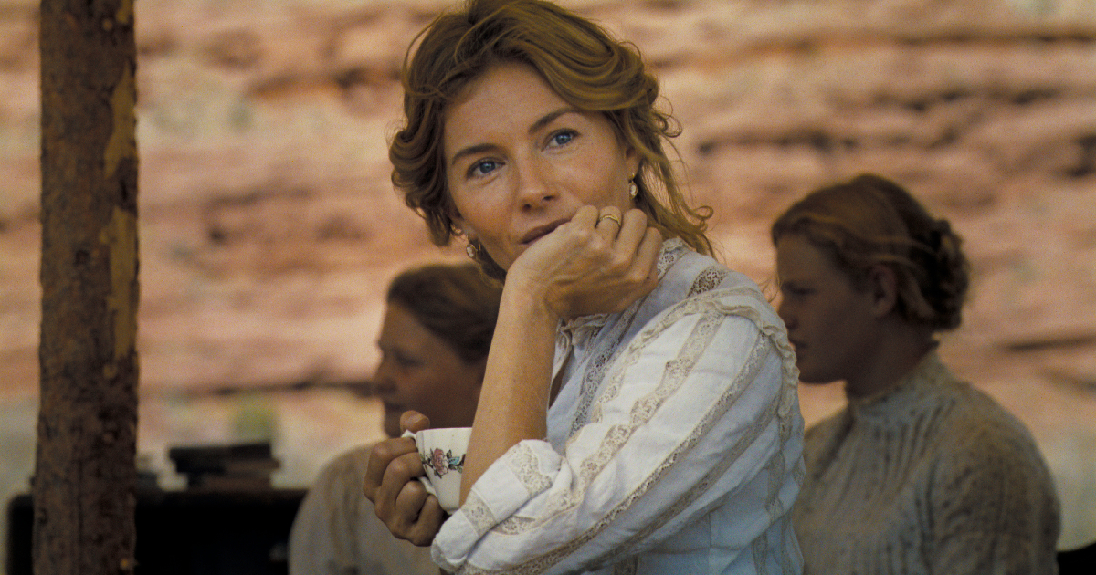 sienna miller ti guarda e tu ti innamori in horizon an american saga capitolo 1 - nerdface