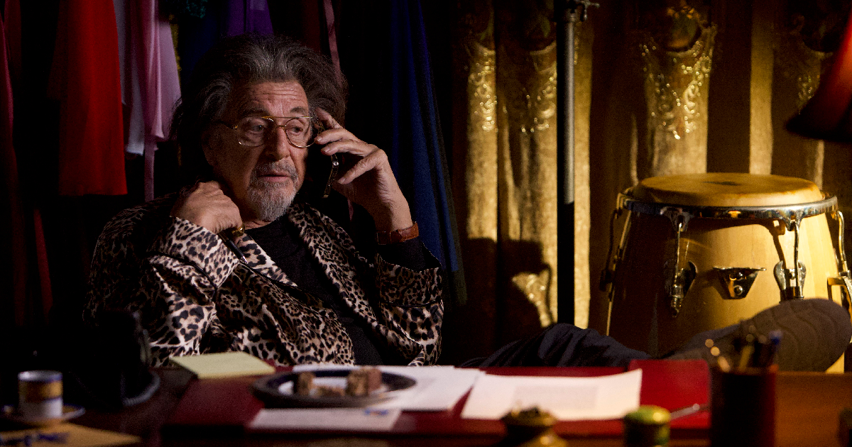 al pacino in vestaglia kitsch parla al telefono ne la memoria dell'assassino - nerdface