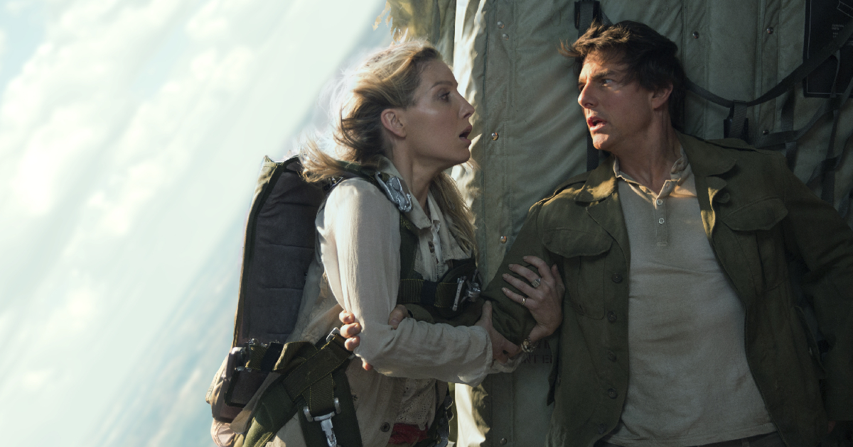 tom cruise deve buttarsi da un aereo ne la mummia, destinato a schiantarsi come un vero top of the flop - nerdface