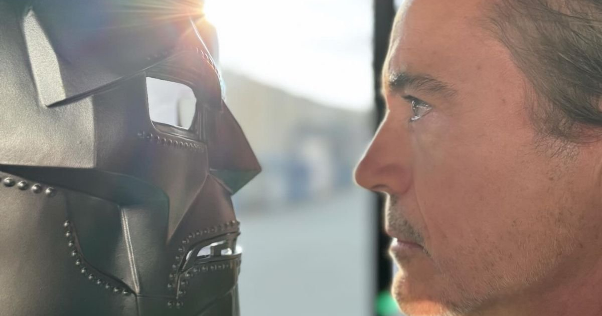 robert downey jr. osserva la maschera del dr. destino - nerdface