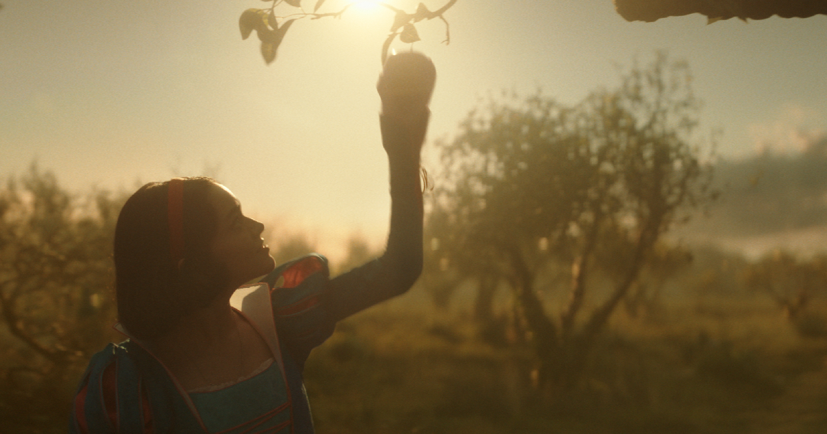 biancaneve è un po' eva e coglie la mela da un albero nel trailer del live action - nerdface