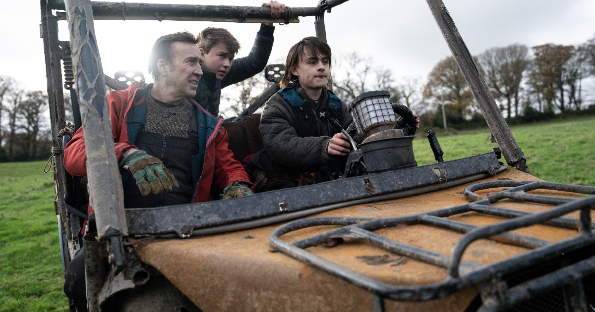 nicolas cage e figli su una jeep in arcadian sfidano l'apocalisse - nerdface