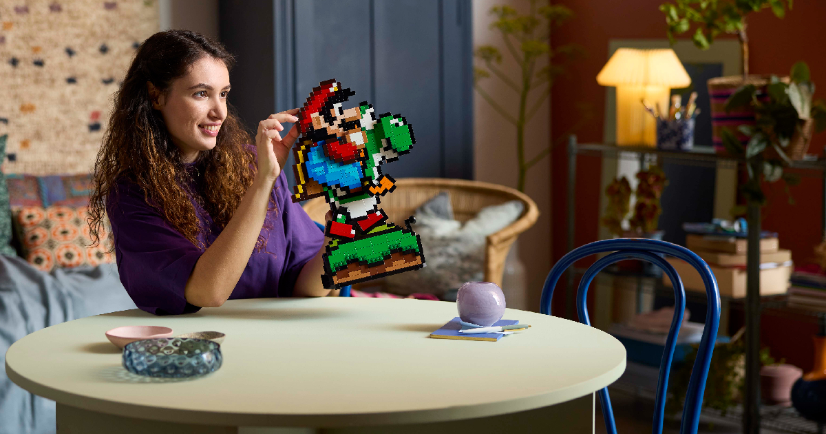 una ragazza gioca con il lego di super mario e yoshi - nerdface