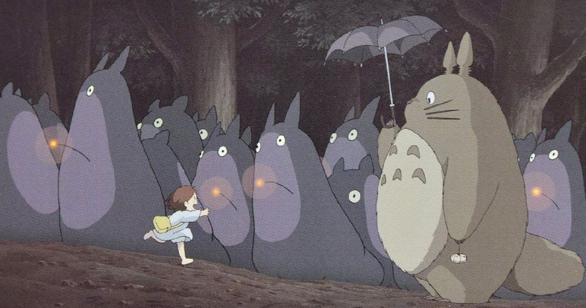 la protagonista de il mio vicino totoro corre incontro al suo amico - nerdface