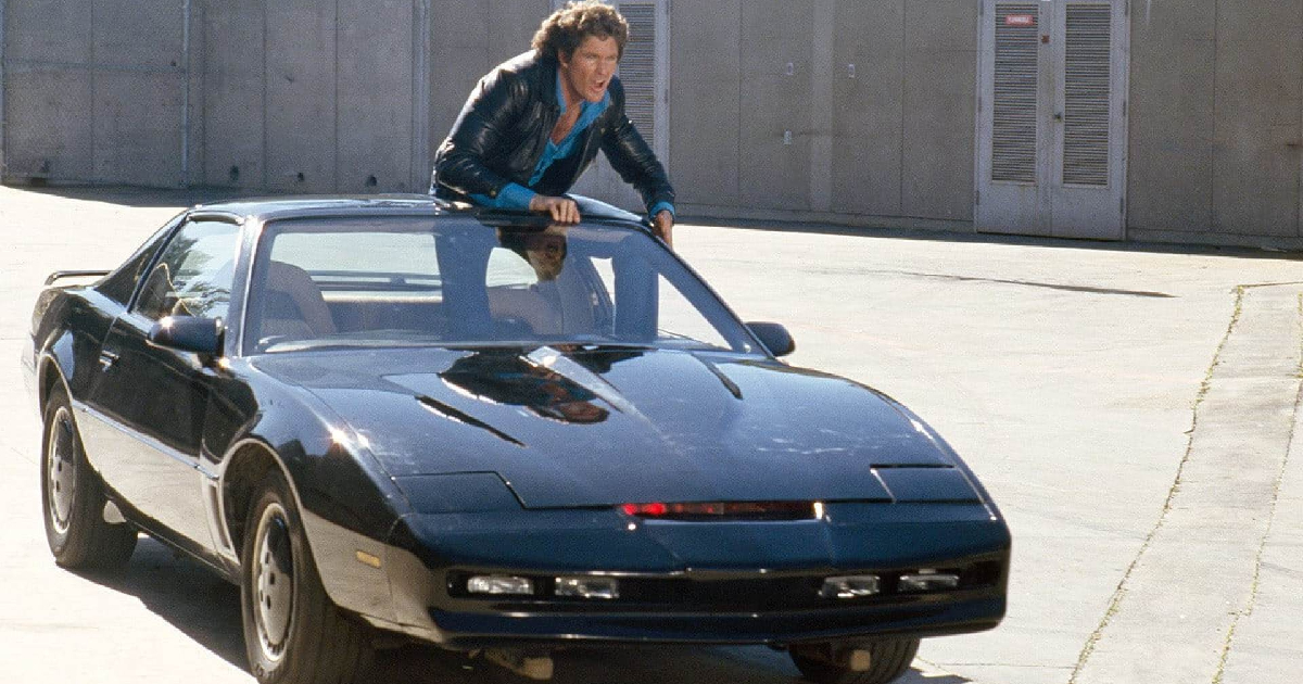 michael knight sul tetto di kitt in una scena di supercar - nerdface