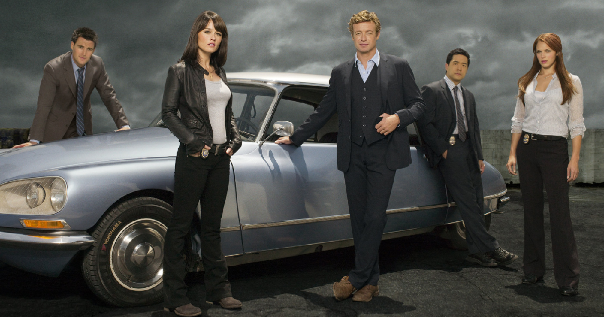 il gruppo di protagonisti di the mentalist in posa accanto una ds - nerdface