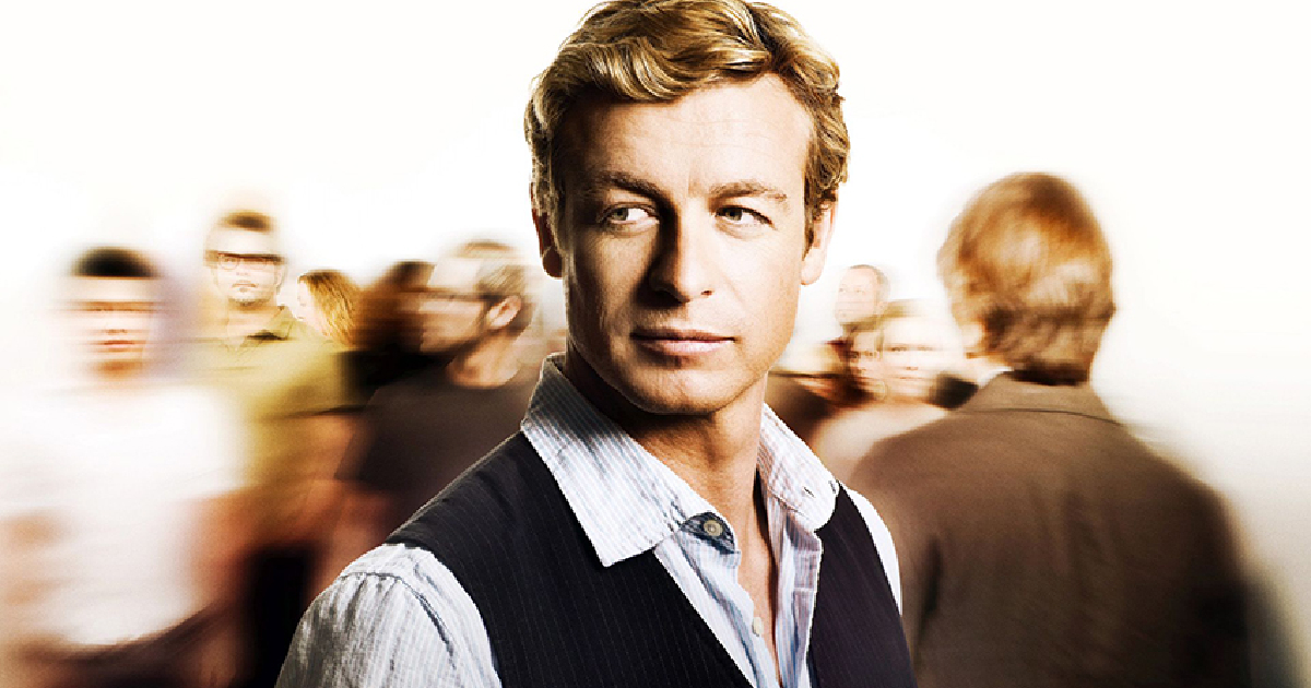 simon baker osserva qualcosa in the mentalist - nerdface