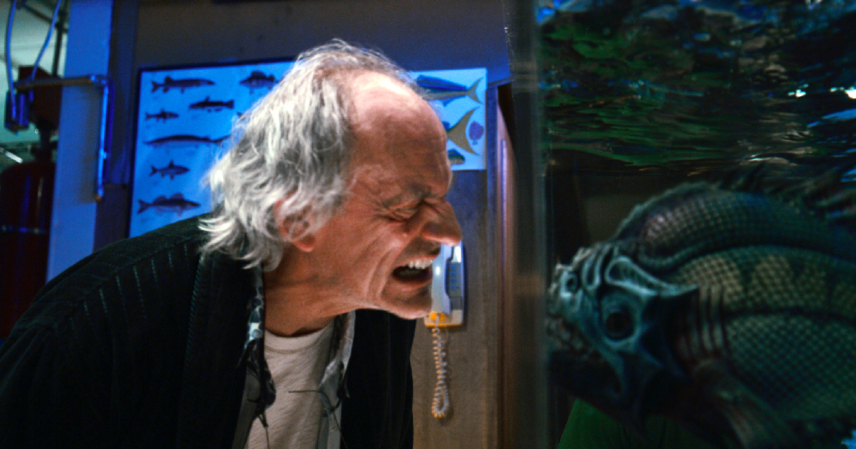 christopher lloyd imbruttisce a un pesce in piranha 3d - nerdface