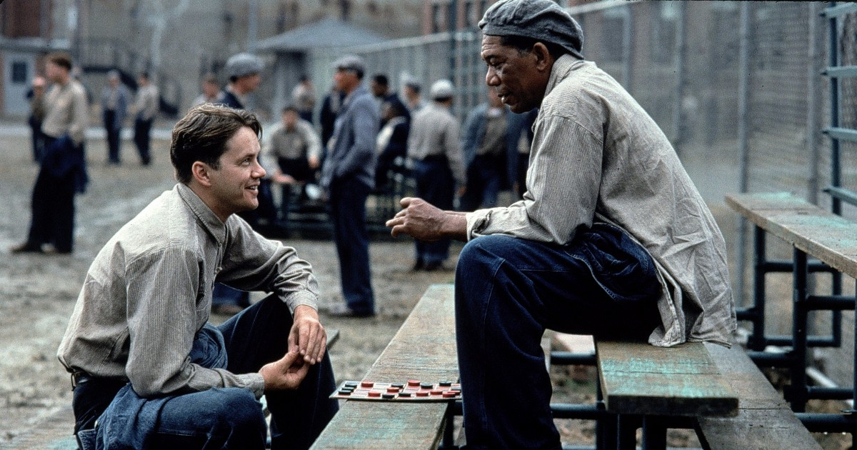 tim robbins e morgan freeman giocano a carte in carcere ne le ali della libertà - nerdface