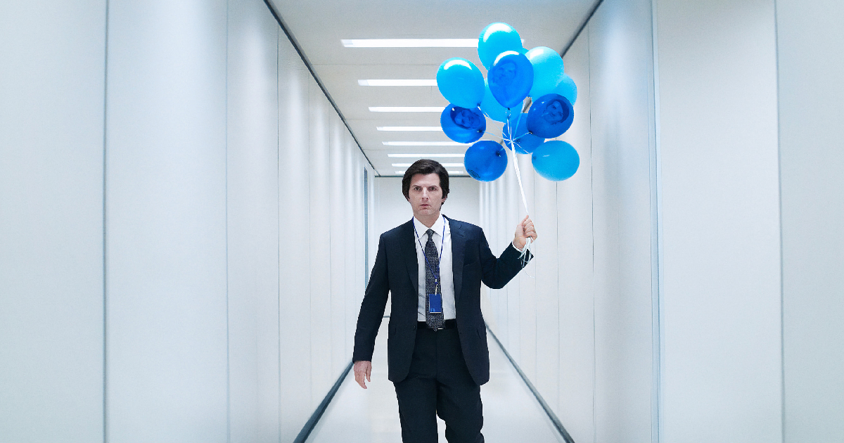 il protagonista di scissione tiene un po' di palloncini azzurri nel teaser di scissione - nerdface