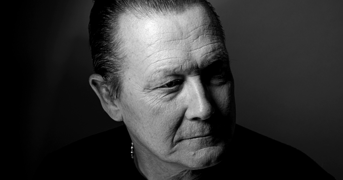 robert patrick in un ritratto in bianco e nero - nerdface