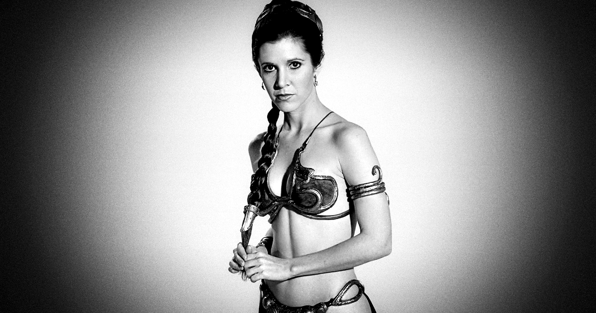 carrie fisher è la principessa leia nel celebre costume a schiava di jabba the hut - nerdface