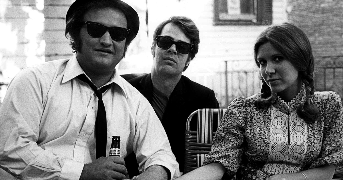 carrie fisher con john belushi e dan aykroyd in the blues brothers - nerdface