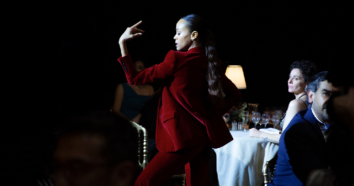 zoe saldana in emilia perez balla in abito rosso - nerdface