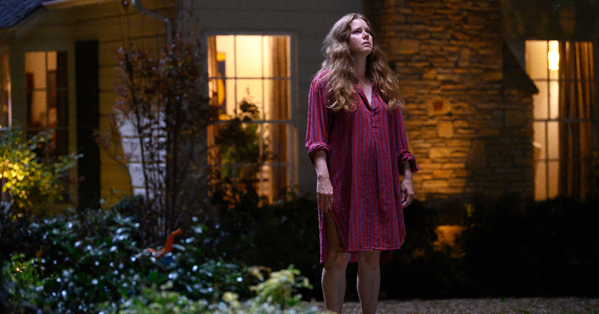 amy adams osserva il cielo notturno nel trailer di nightbitch - nerdface