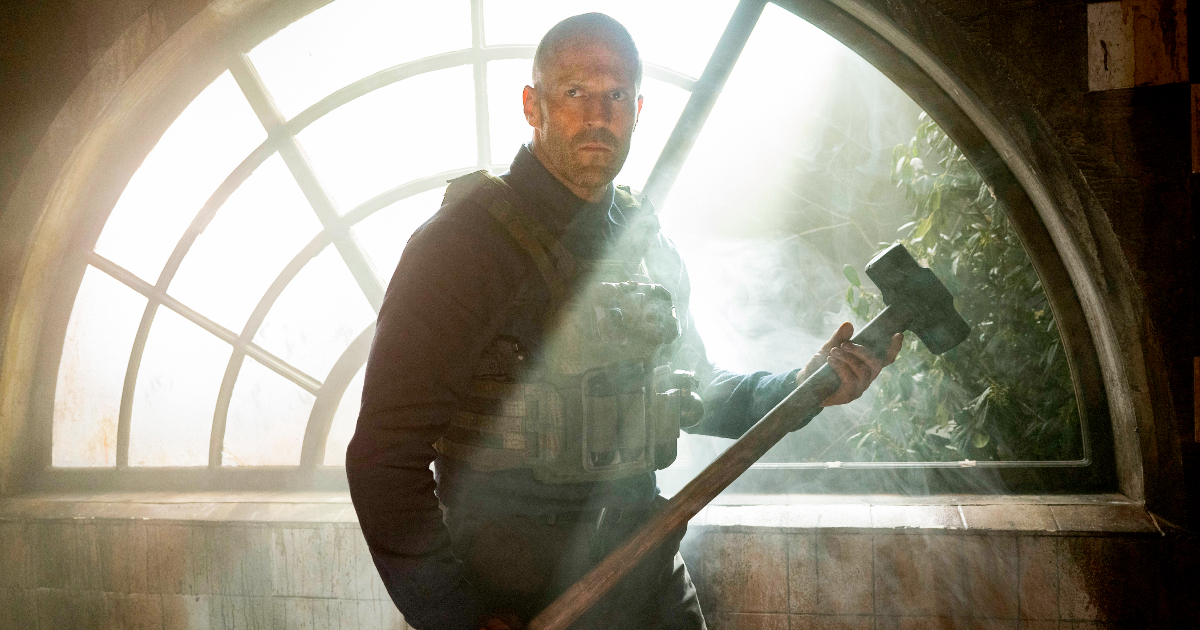 jason statham afferra un martello gigante nel trailer di a working man - nerdface